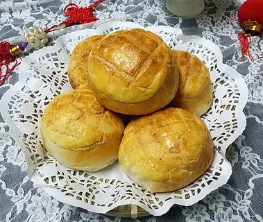 Bean pineapple bun