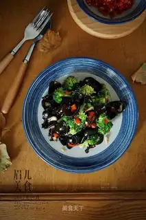 Cracked peppers, mixed with broccoli