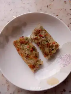 The baby eats radish cake