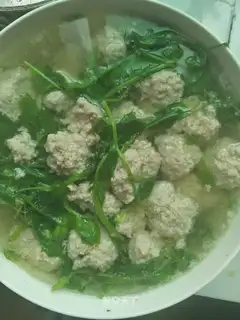Peas-poo meatball soup