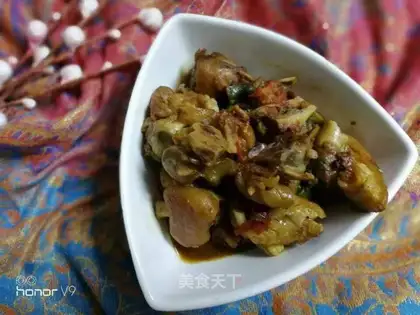 Pyramid Siamese pig feet