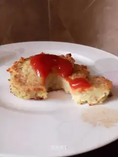 Baby eats potatoes