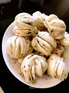 Pretzel rolls