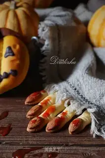 Halloween terror witch fingers