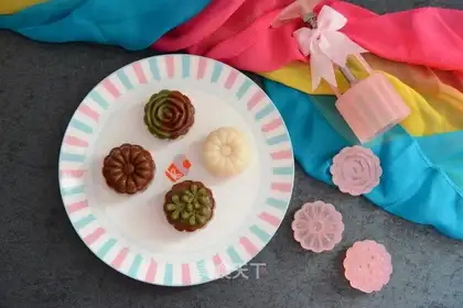 Three-coloured mooncakes