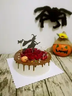 Halloween chocolate noodle cake