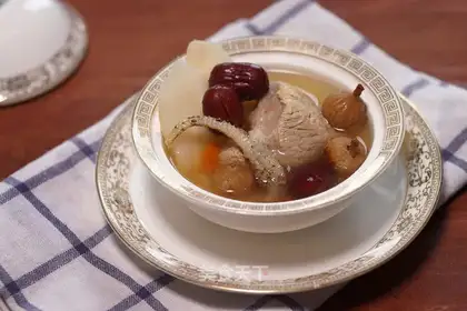 A sea horse with figs and skinny meat