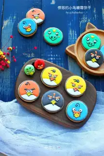 Angry bird frosting cookies