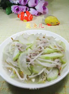Scrawny green bean sprouts bloom at night