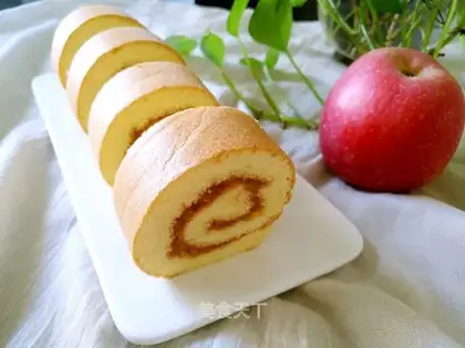 Cake rolls with apple sauce