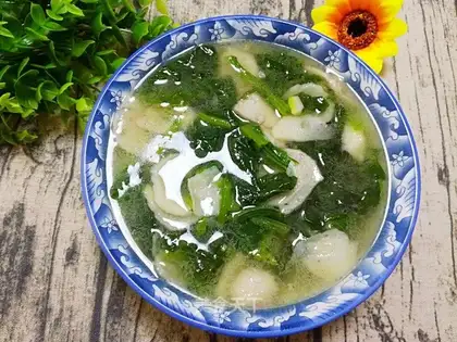 Spinach fishball soup