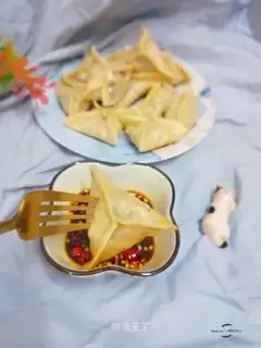 Onion-formed fried dumplings