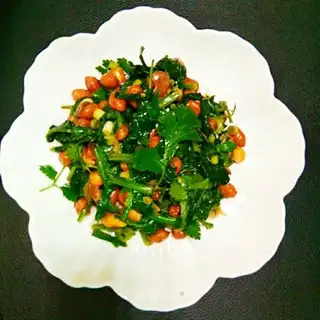 Spinach with peanut rice