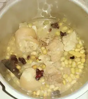 Creaming soup, pig hoofing beans