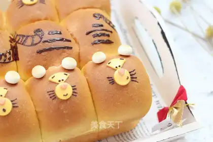 Tiggers squeeze bread