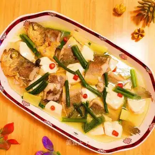 A yellow fish pan