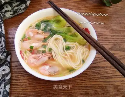 Arctic shrimp tomato noodles
