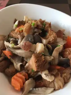 Pork with monkey mushrooms