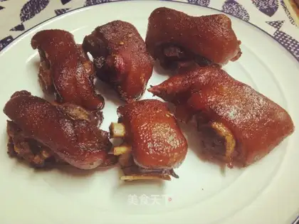Roasted pig hoof