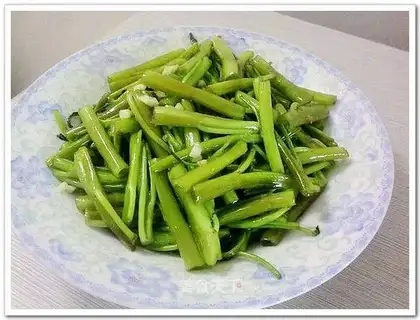 Garlic and vegetable stem
