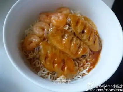 Stewed shrimp, chicken wings and noodles with red noodles