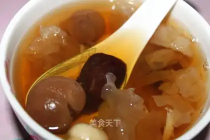 Longan lotus seed and white fungus soup