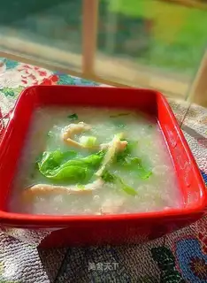 Shredded chicken porridge with lettuce