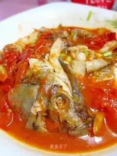 Roasted crucian carp with tomato