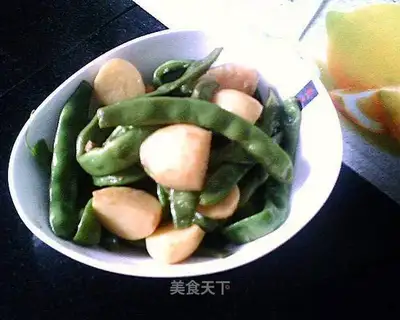 Stewed potatoes and beans