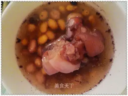 Peanut and soybean pork knuckle soup