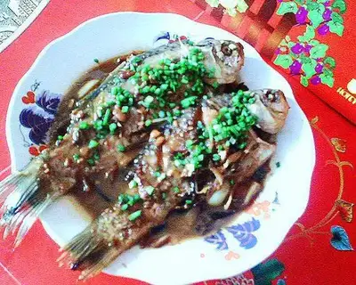 Braised crucian carp in soy sauce