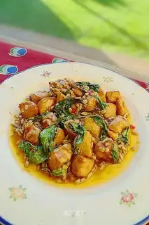 Chicken minced in sweet chili sauce in oil