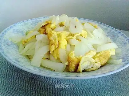 Scrambled eggs with onions