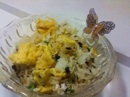 Fried rice with pickled vegetables and eggs