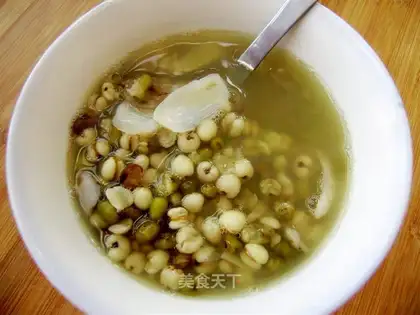 Coix seed, lily and mung bean porridge