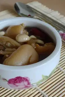 Stewed pig's feet with peanuts