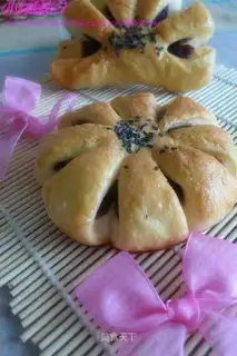 Bean paste flower bread