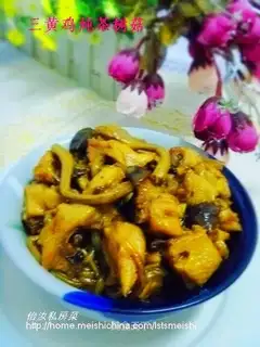 Stewed tea tree mushroom with three yellow chicken