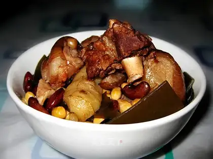 Stewed pork knuckle with flower beans