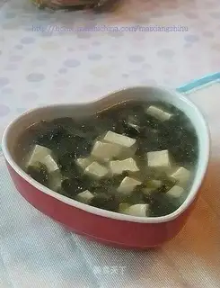 Seaweed and tofu soup