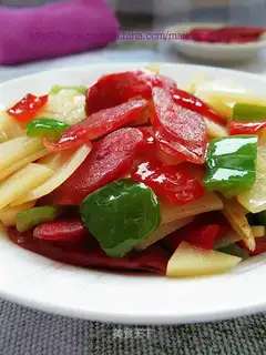 Spicy sausage and potato chips