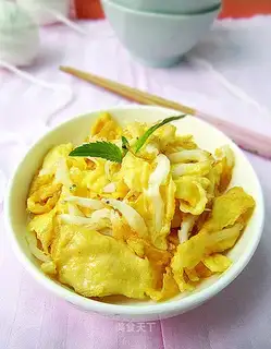 Scrambled eggs with whitebait