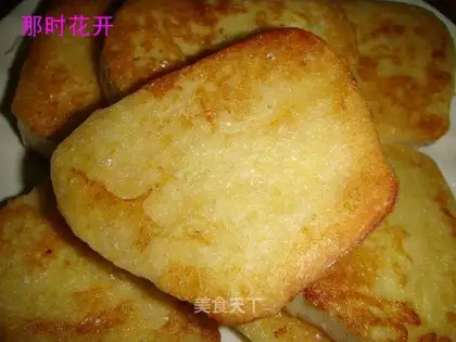 Golden steamed bun slices