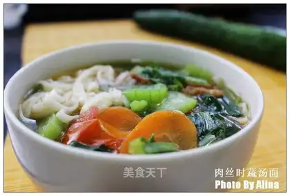 Noodles in soup with shredded pork and seasonal vegetables