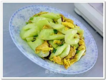 Scrambled eggs with cucumber