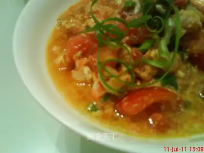 Scrambled eggs with tomato and shrimp