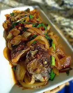 Braised sea fish with onions