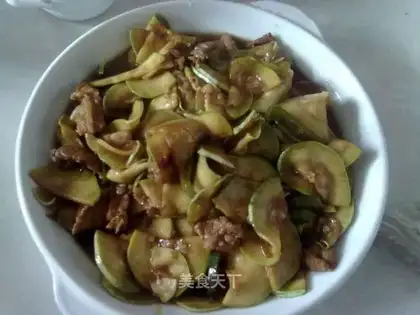 Sauteed pork slices with zucchini
