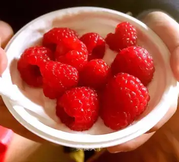 Raspberry yogurt