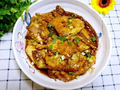 The red frying pan collapsed tofu